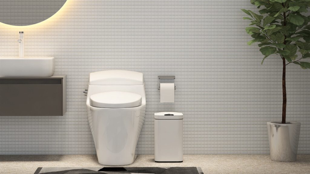 Imagem de um banheiro branco com uma lixeira branca ao lado do sanitário