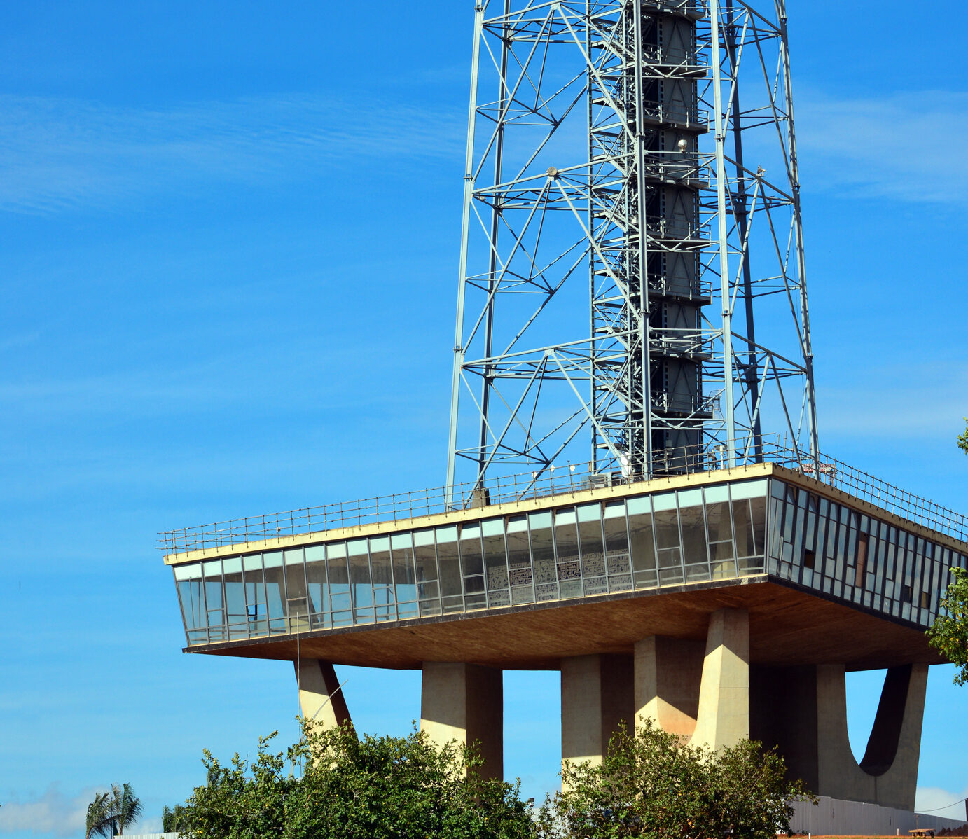 A Torre de TV de Brasília, um dos principais pontos turísticos da cidade, oferece uma vista panorâmica deslumbrante da capital brasileira