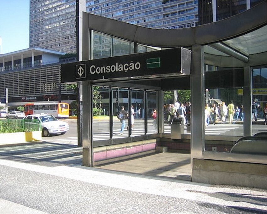 Foto que ilustra matéria sobre o Metrô Consolação mostra a entrada da Estação Consolação