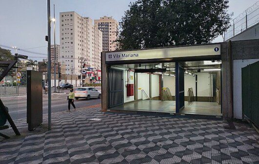 Foto que ilustra matéria sobre o Metrô Vila Mariana mostra a entrada da Estação Vila Mariana da Linha 1-Azul