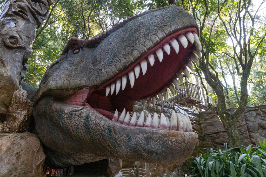 Foto que ilustra matéria sobre o Zoológico de São Paulo mostra uma réplica de T-Rex.  Foto disponibilizada na Página do Facebook oficial do Zoológico de São Paulo