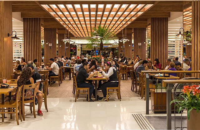 Foto que ilustra matéria sobre o Trianon Masp mostra a praça de alimentação do Shopping Cidade São Paulo