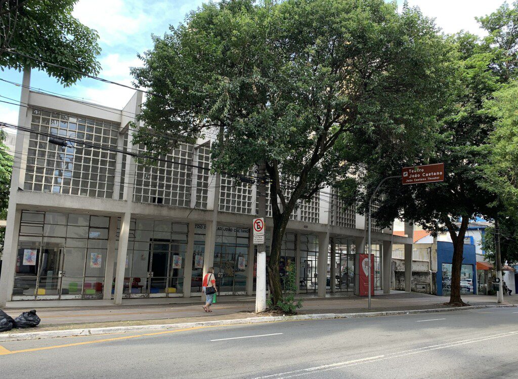  Foto que ilustra matéria sobre o Metrô Vila Mariana mostra a fachada de entrada do Teatro Popular João Caetano