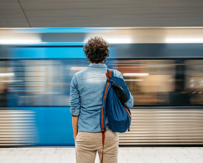 Imagem que ilustra matéria sobre a Estação Fradique Coutinho mostra um homem esperando o metrô chegar na plataforma