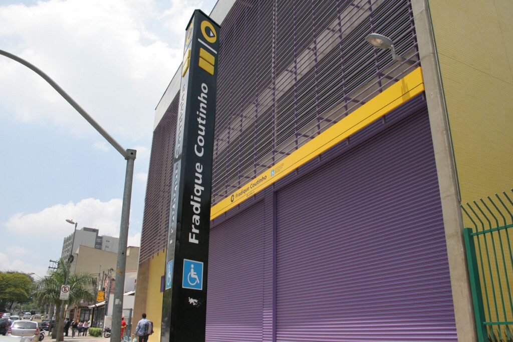 Imagem da fachada da Estação Fradique Coutinho onde mostra a placa na estrada