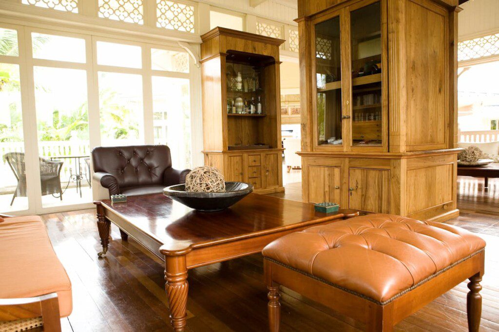Sala de estar no estilo colonial. Móveis de madeira maciça e couro.