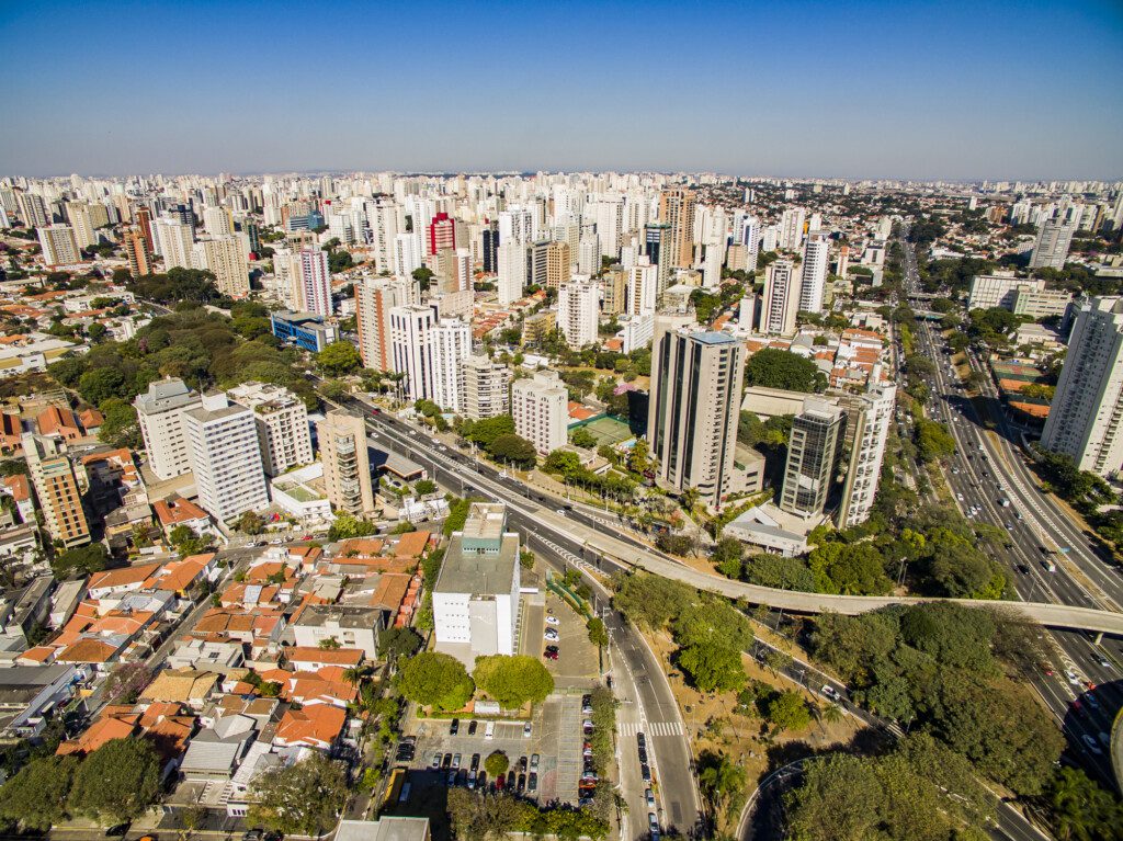 Imagem aérea de parte dos prédios e casas do bairro Vila Mariana, em São Paulo