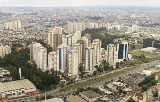 Foto que ilustra matéria sobre onde fica Taboão da Serra mostra a cidade vista do alto.