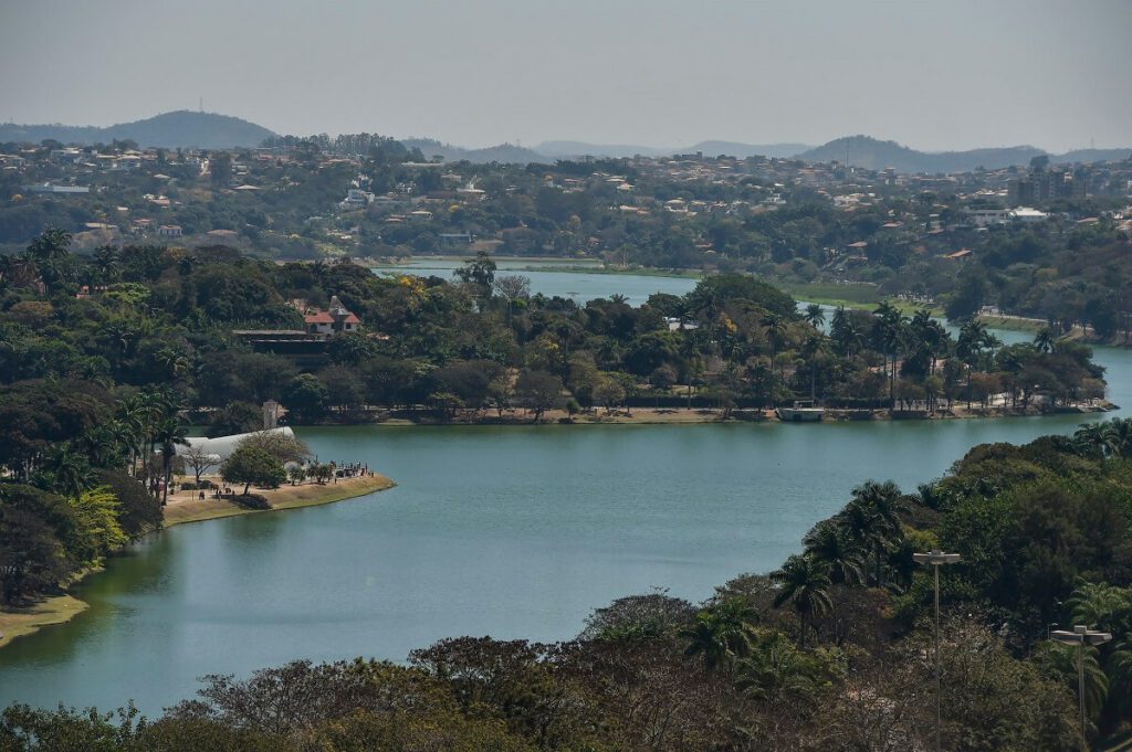 Foto que ilustra matéria sobre as regionais de Belo Horizonte mostra uma vista panorâmica da Lagoa da Pampulha.