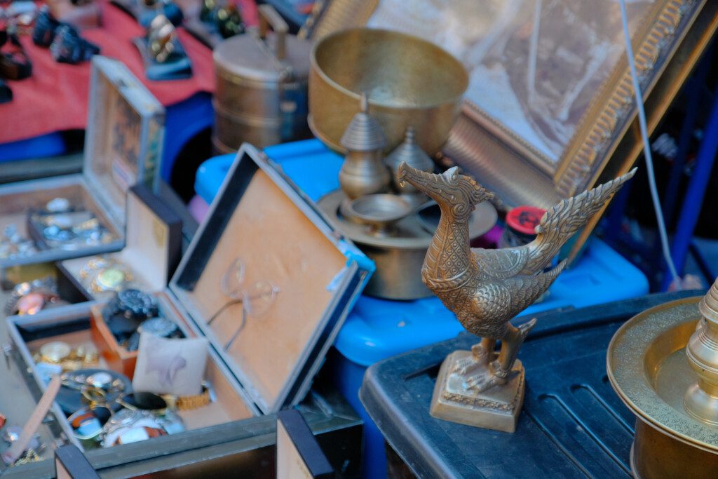 Imagem de objetos antigos de cobre para ilustrar matéria sobre feiras em SP