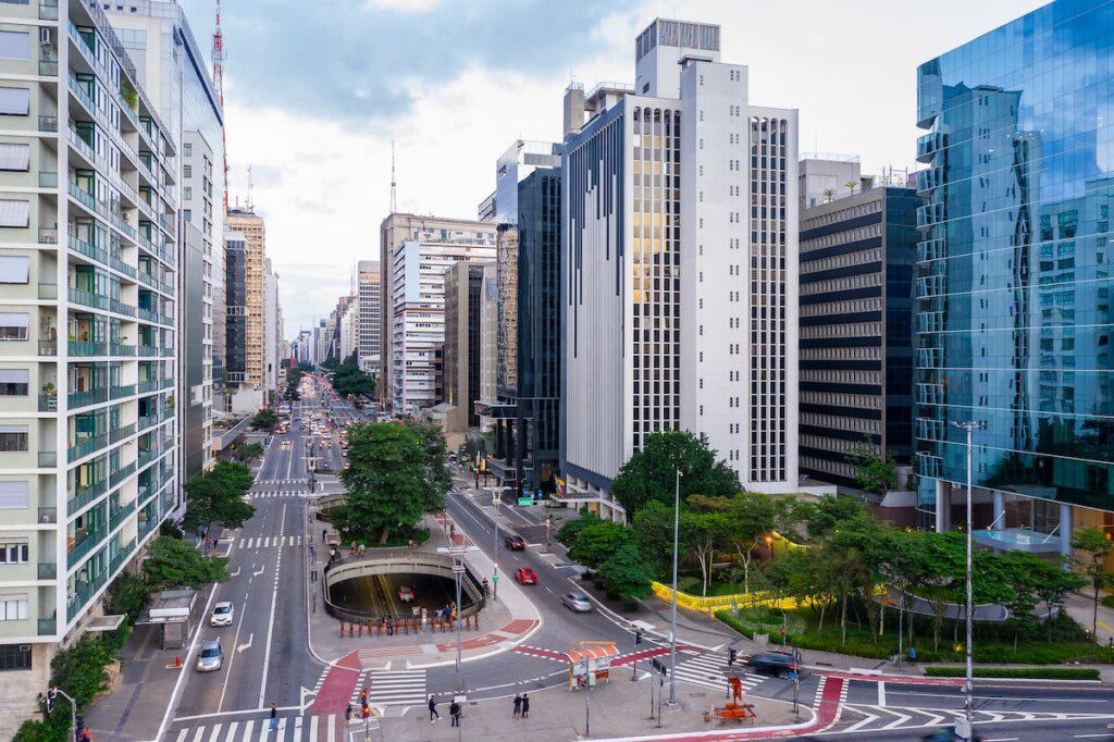 Prédios e trecho da Avenida Paulista, em São Paulo.