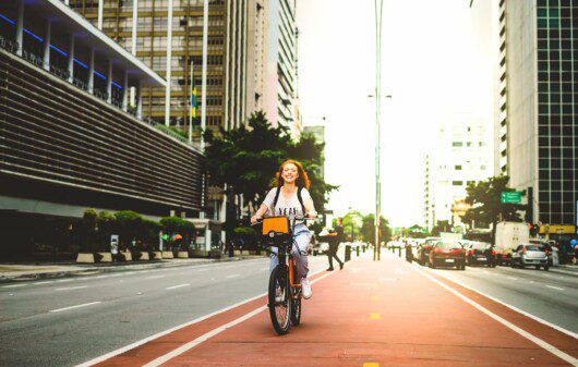 Garota andando de bicicleta na Avenida Paulista, em São Paulo.