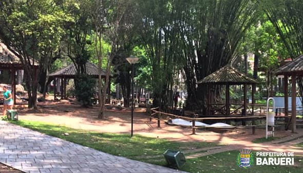 Cabanas de palha e bambu no Parque Dom José. 