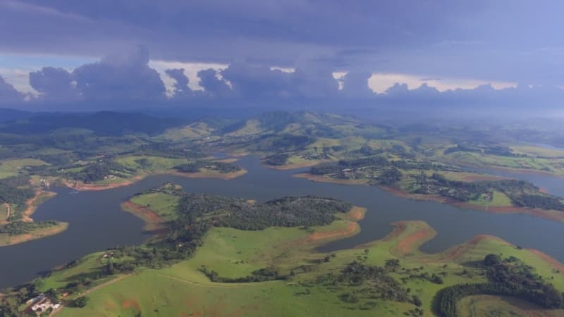 Imagem aérea de um rio represado.