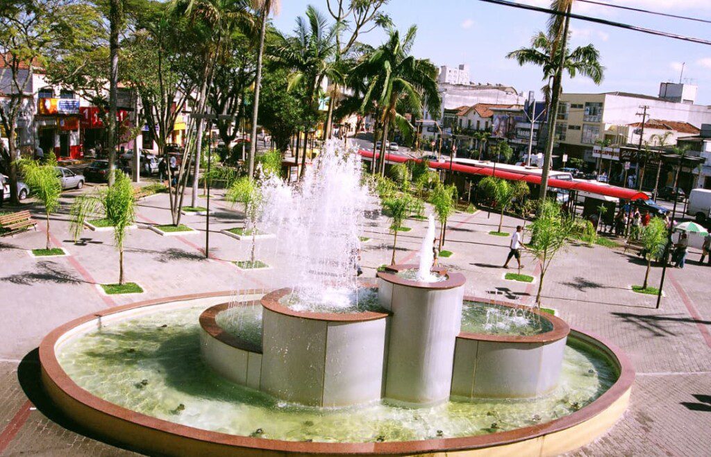 Fonte de água no meio da praça.