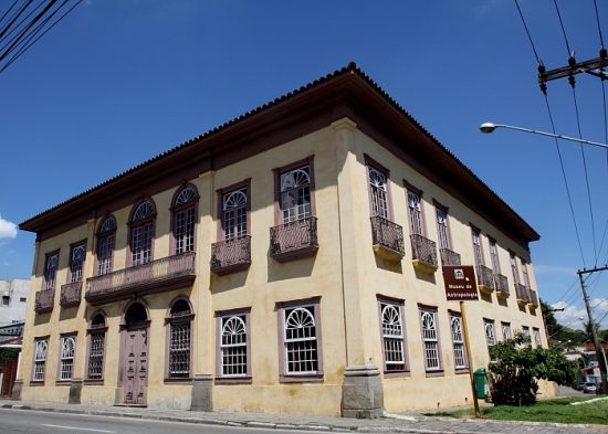 Prédio amarelo histórico do Museu de Antropologia do Vale do Paraíba.