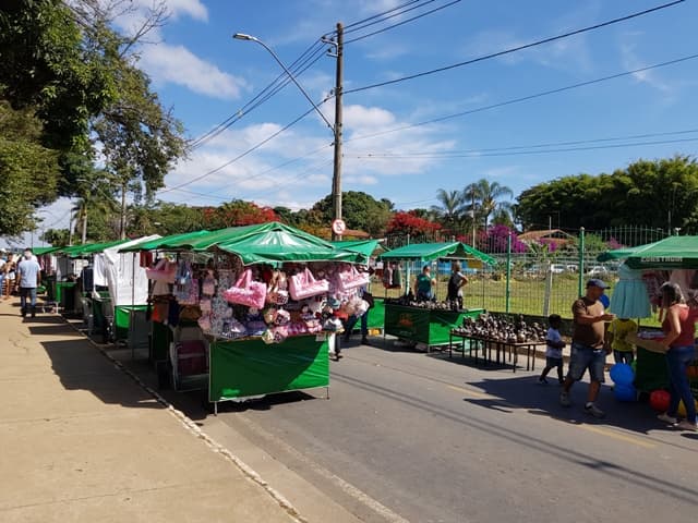 Bancas de feira na Feira de Artesanato de Lagoa Santa.
