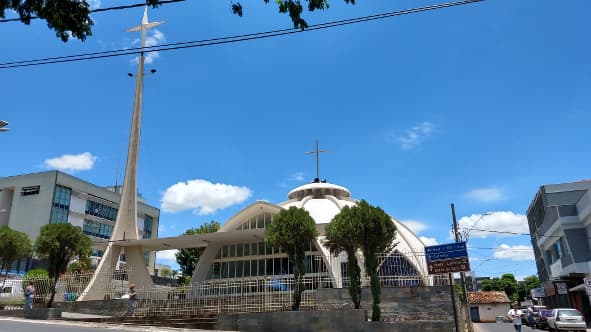 Imagem da fachada da Igreja Matriz Nossa Senhora da Saúde, em Lagoa Santa.