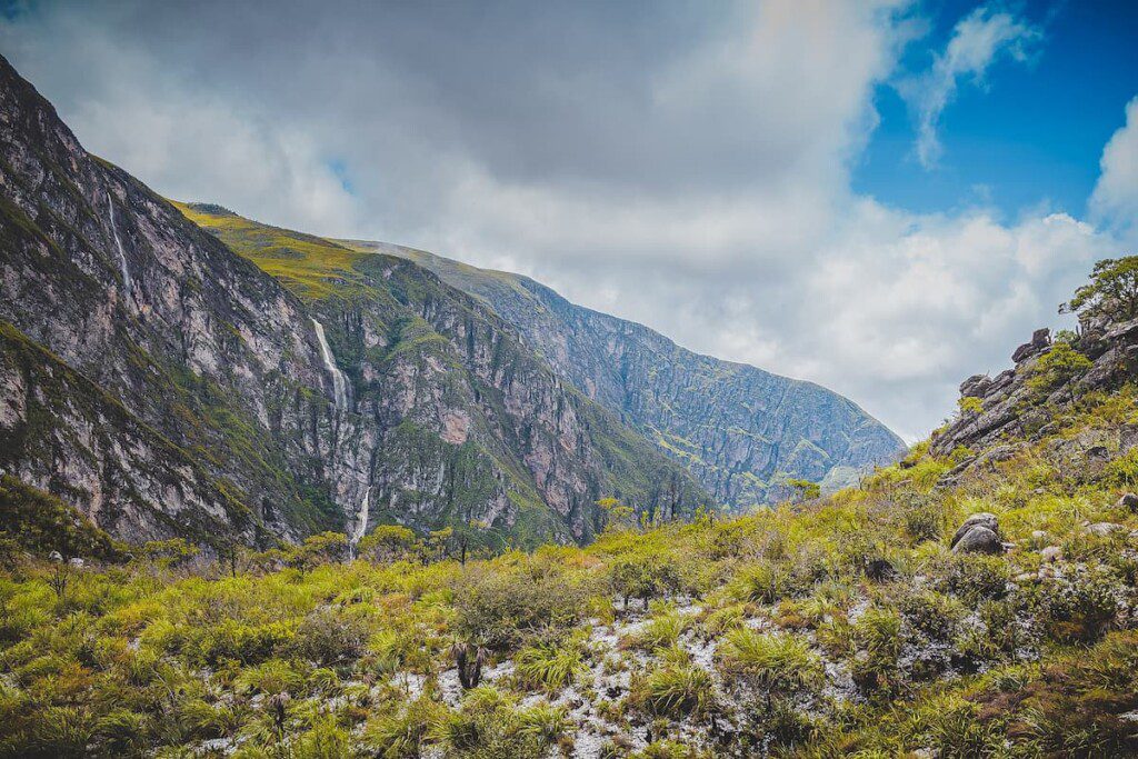 Rochas cobertas por vegetação rasteira no Parque Nacional da Serra do Cipó.