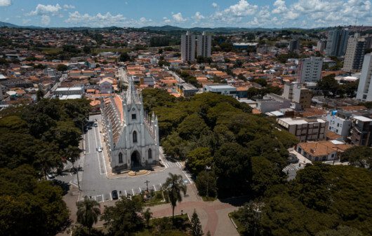 Foto que ilustra matéria sobre o que fazer em Taubaté mostra a cidade do alto, com destaque para uma igreja ao centro da imagem (Foto: Shutterstock)