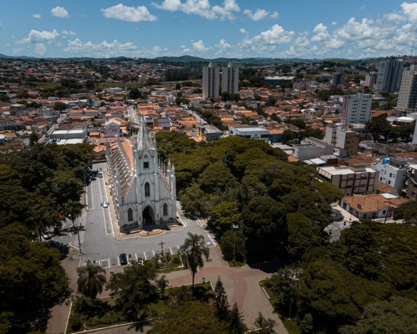 Foto que ilustra matéria sobre o que fazer em Taubaté mostra a cidade do alto, com destaque para uma igreja ao centro da imagem (Foto: Shutterstock)
