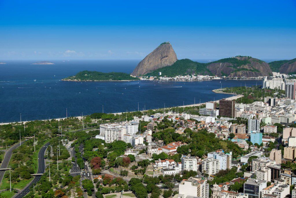 Imagem aérea do Aterro do Flamengo. No centro da foto é possível ver o Pão de Açúcar.