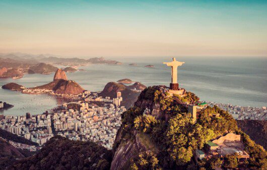 Imagem aérea do Rio de Janeiro, próximo ao Cristo Redentor.
