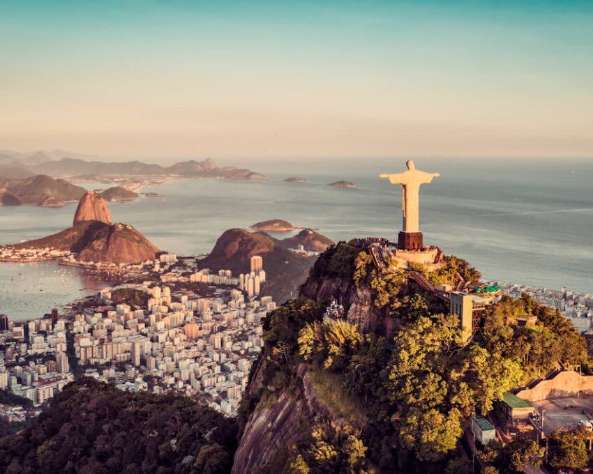 Imagem aérea do Rio de Janeiro, próximo ao Cristo Redentor.