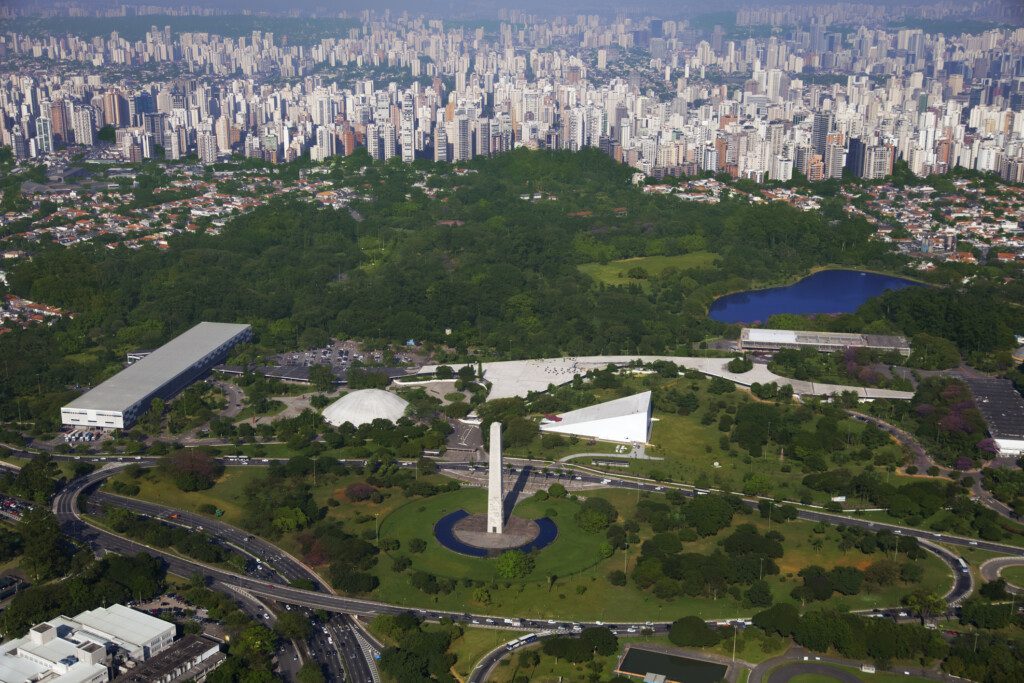 Imagem aérea do Parque Ibirapuera com o Obelisco no centro para ilustrar matéria sobre o tema