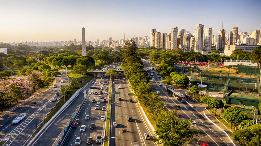 Imagem da avenida 23 de maio, em São Paulo, com o Obelisco ao fundo, para ilustrar matéria sobre o horário de rodízio em SP