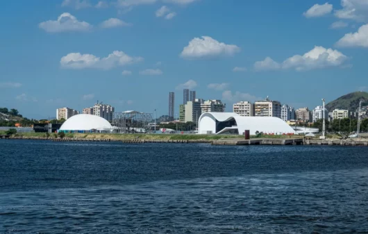 Foto que ilustra matéria sobre o Caminho Niemeyer mostra o Memorial Roberto Silveira e o Teatro Popular Oscar Niemeyer (Crédito: Shutterstock)