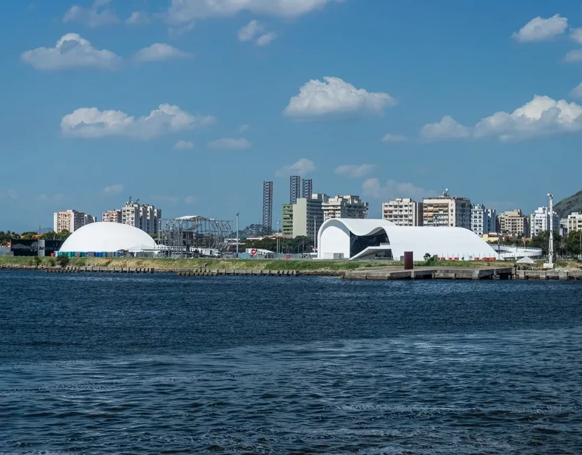 Foto que ilustra matéria sobre o Caminho Niemeyer mostra o Memorial Roberto Silveira e o Teatro Popular Oscar Niemeyer (Crédito: Shutterstock)