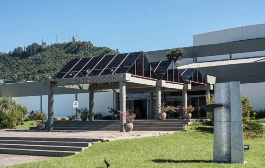 Foto que ilutra matéria sobre o Centro Integrado de Cultura de Florianópolis mostra a entrada do espaço em um dia de céu azul