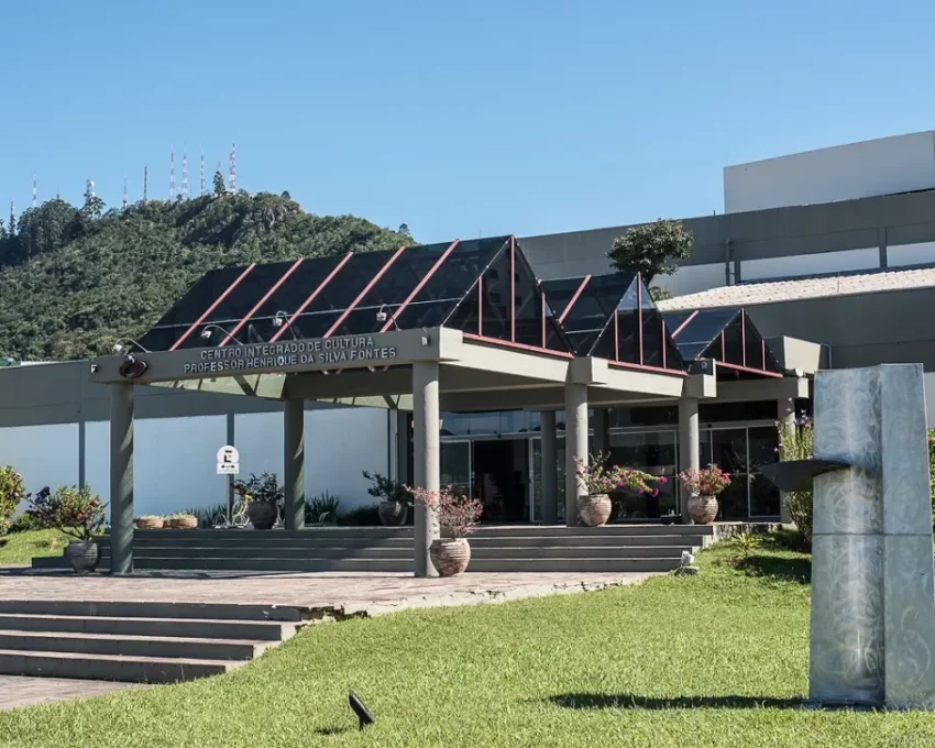 Foto que ilutra matéria sobre o Centro Integrado de Cultura de Florianópolis mostra a entrada do espaço em um dia de céu azul