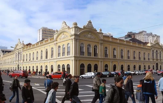 Foto mostra a fachada do Mercado Público de Porto Alegre