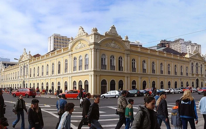 Foto mostra a fachada do Mercado Público de Porto Alegre