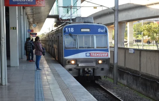 Foto que iluistra m atéria sobre o metrô de Porto Alegre mostra um dos trens de suas linhas em uma estação (Crédito: Bianca Nunes/Trensurb)