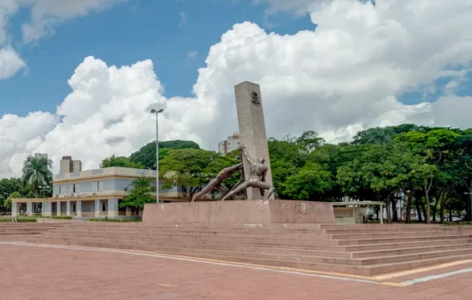 Foto mostra o Monumento às Três Raças, localizado na Praça Cívica, em Goiânia (Crédito: Leandro Moura | MTur)