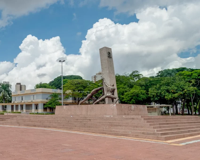 Foto mostra o Monumento às Três Raças, localizado na Praça Cívica, em Goiânia (Crédito: Leandro Moura | MTur)
