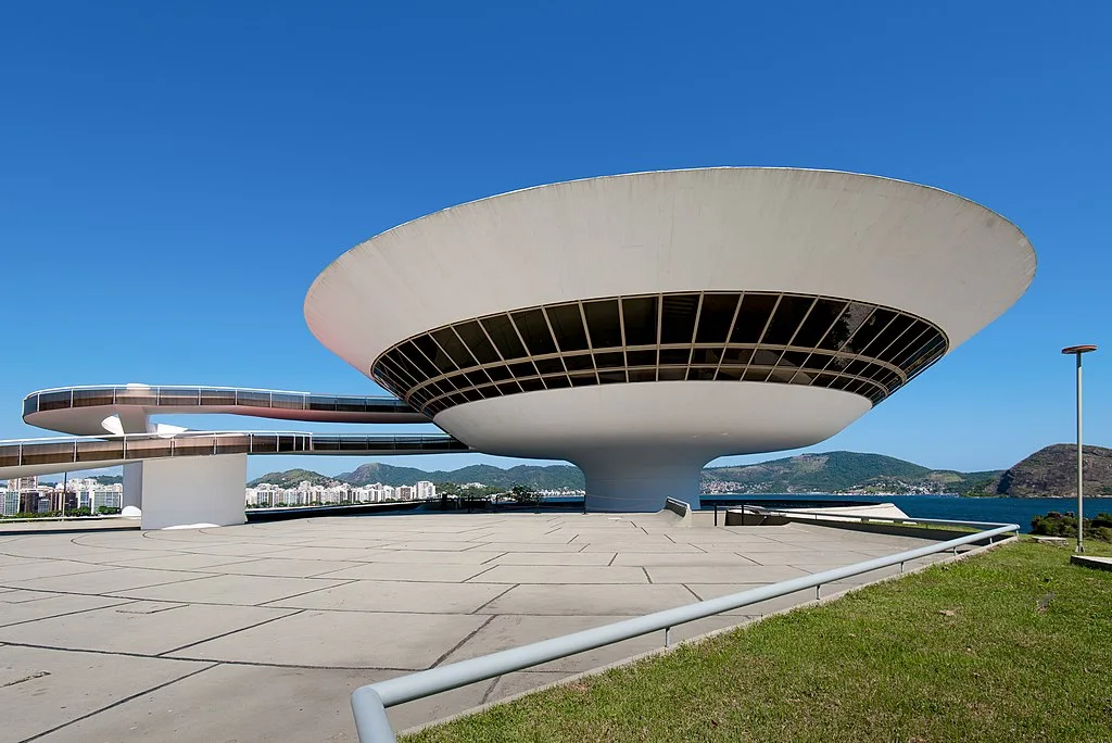 Foto que ilustra matéria sobre o Caminho Niemeyer mostra o Museu de Arte Contemporânea de Niterói (Crédito: WikiCommons)