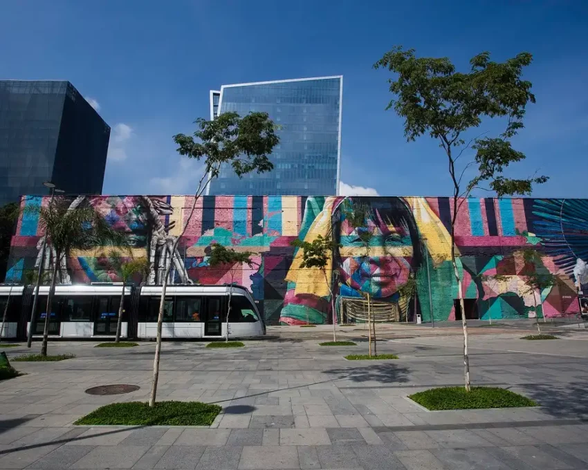 Foto que ilustra matéria sobre a Zona Portuária do Rio de Janeiro mostra o Mural Etnias, do artista Eduardo Kobra (Crédito: Bruna Prado | MTur)