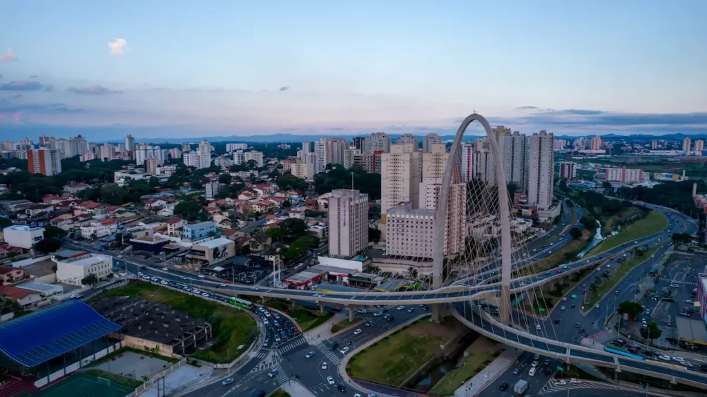 Imagem aérea da cidade de São José dos Campos. É possível ver um viaduto conectando quatro avenidas e prédios ao redor.