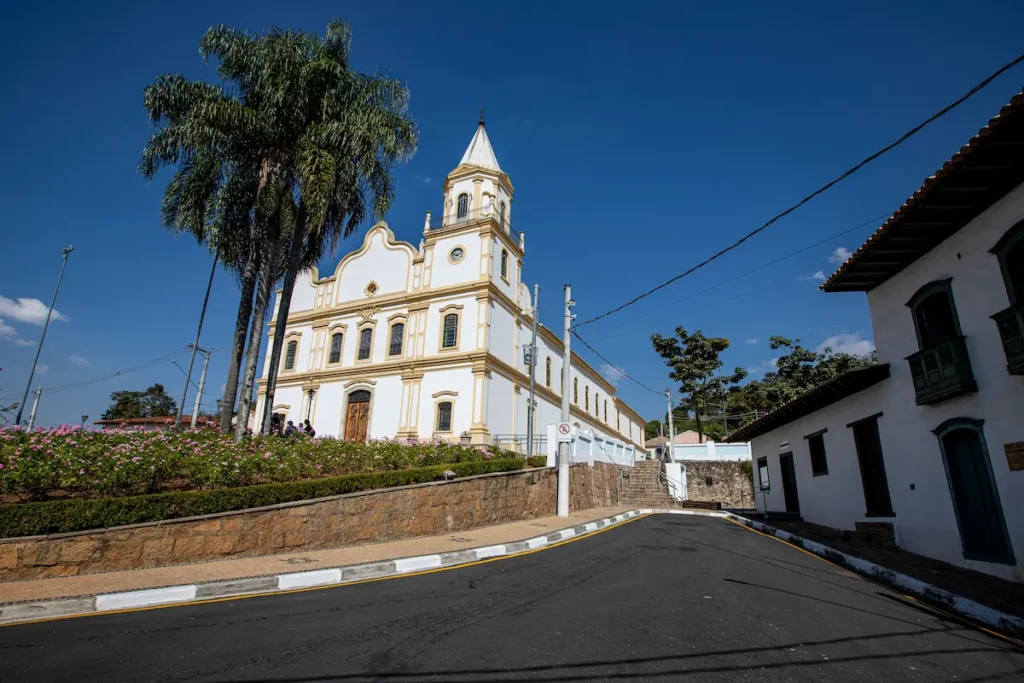 Igreja Matriz, branca e com arquitetura colonial, de Santana do Parnaíba.
