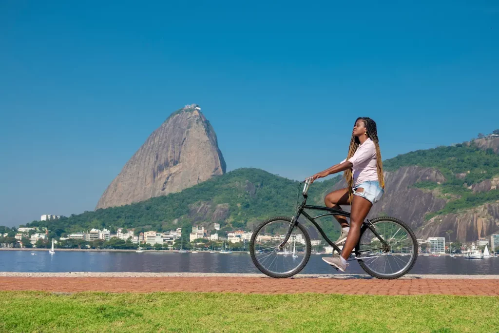 Uma garota negra passeia na ciclofaixa do Aterro do Flamengo, no Rio de Janeiro.