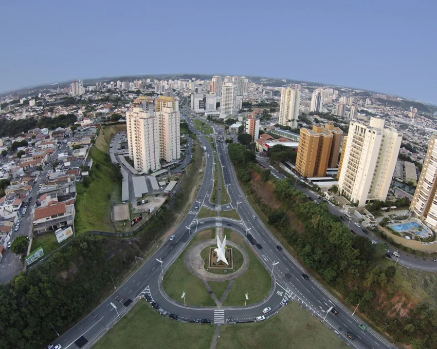 Imagem da vista aérea da cidade de Jundiaí com vias e prédios para ilustrar matéria sobre as vantagens e desvantagens de morar em Jundiaí, no interior de São Paulo