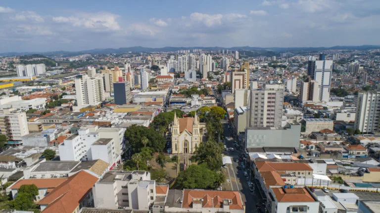 Imagem aérea da cidade de Jundiaí para ilustrar matéria sobre as vantagens e desvantagens de morar na cidade