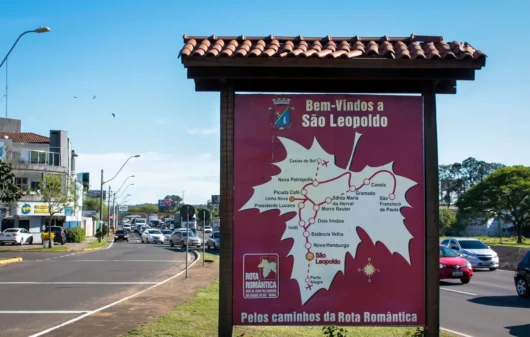 Foto que ilustra matéria sobre bairros de São Leopoldo, no Rio Grande do Sul, mostra o marco zero da cidade, com uma placa de boas-vindas (Foto: Prefeitura de São Leopoldo)
