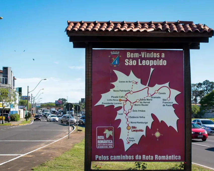 Foto que ilustra matéria sobre bairros de São Leopoldo, no Rio Grande do Sul, mostra o marco zero da cidade, com uma placa de boas-vindas (Foto: Prefeitura de São Leopoldo)