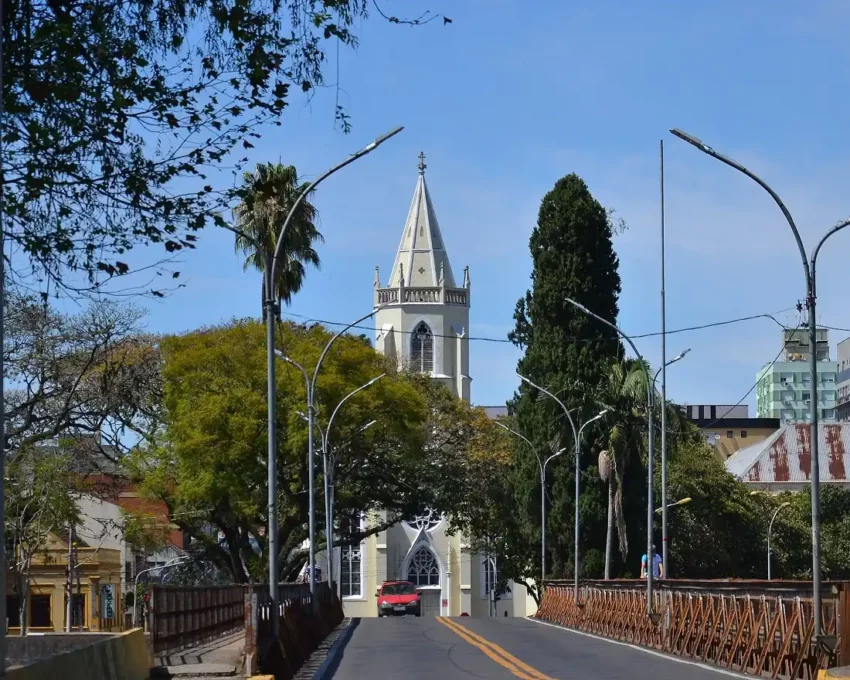 Foto que ilustra matéria sobre o que fazer em São Leopoldo, no Rio Grande do Sul, mostra a Ponte 25 de Julho com a Igreja da Matriz da cidade ao fundo (Crédito: Kelly da Silva KS | Via WikiCommons)