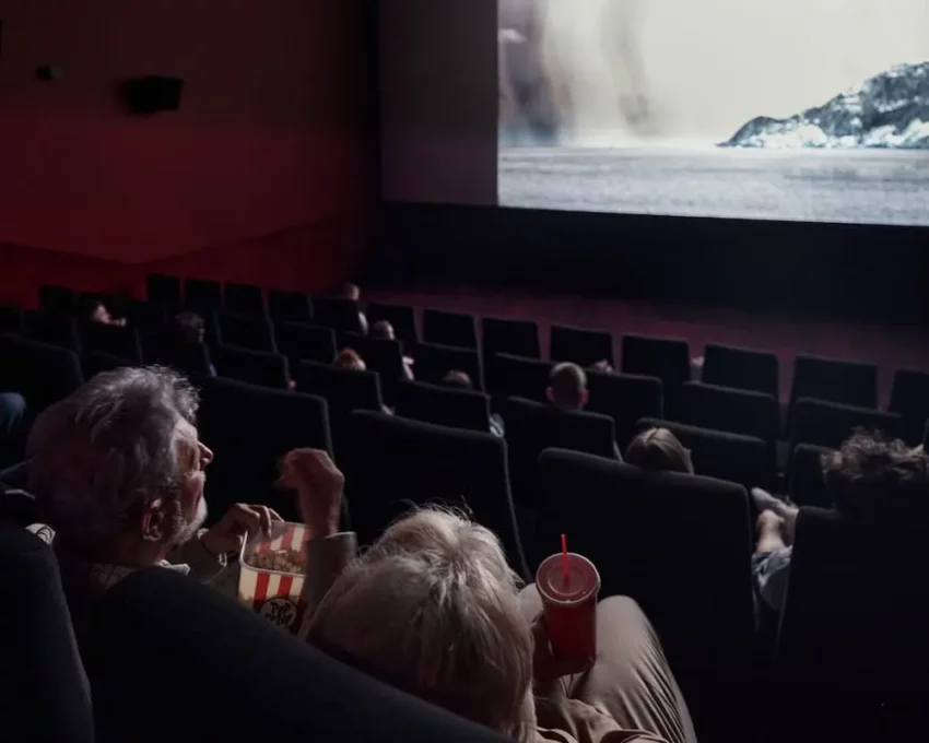 Pessoas assistindo um filme em uma sala de cinema em BH.